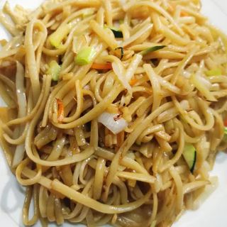 33. Tallarines fritos tres delicias