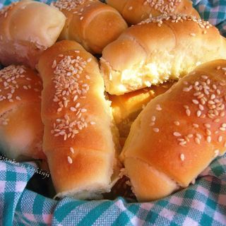 panino con crudo , e scaglie di grana 