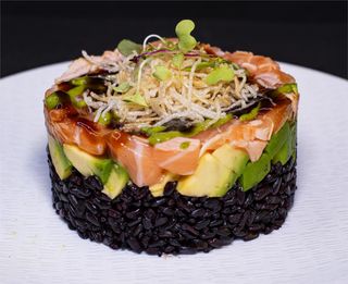 115. Tartar De Salmón Con Base De Arroz Negro