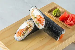 Hand roll s lososom