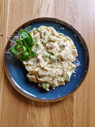 Makaron z kurczakiem i brokułem