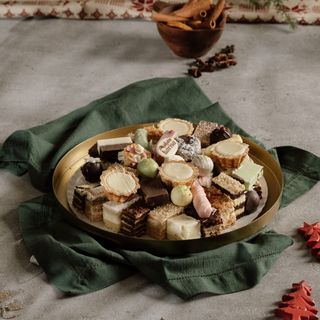 Platou cu prăjituri de casă