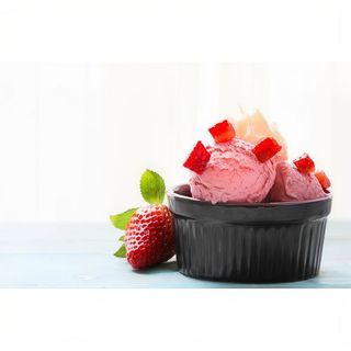 Tarrina Con Helado De Frambuesa Y Vainilla