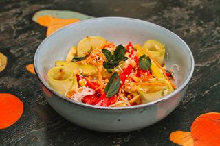 ბოსტნეულის სალათი სეზამის მარცვლებით, მიწის თხილით და აზიური სოუსით