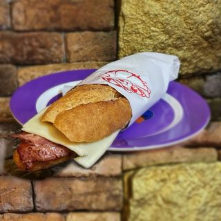 Bocadillo De Bacon Con Queso (Pan De Leña)
