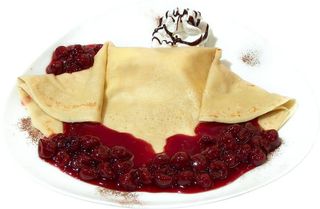 Palačinka punjena sladoledom u sosu od višanja