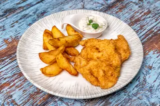 Șnițel crispy de pui și sos tartar