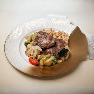 Медальоны из говяжий вырезки в сливочном соусе