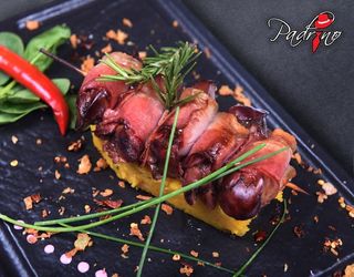 Ficăţei de pui înveliţi în bacon și mămăliguţă