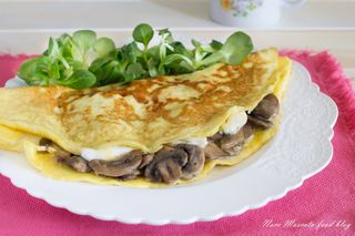 Omelette con funghi e mozzarella con patate al forno