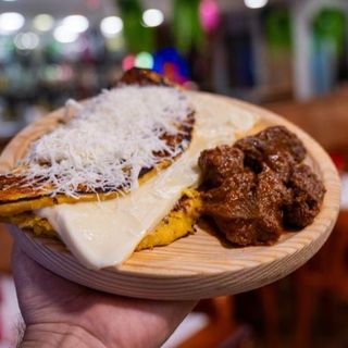 Cachapa Con Carne Mechada Y Queso De Mano