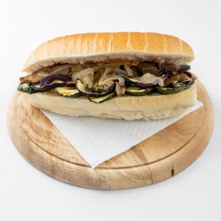 Panino con verdure, funghi e cipolla
