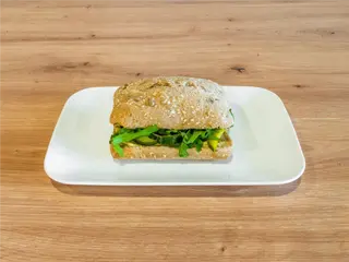 Ciabatta z hummusem i warzywami