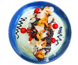 Spaghetti al nero di seppia cu creveți