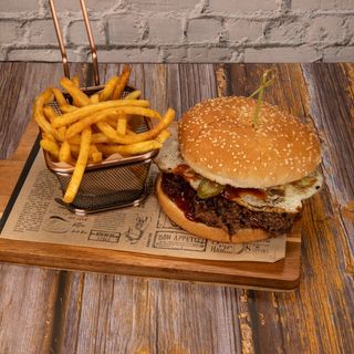 БУРГЕР С ДЪРПАНО СВИНСКО МЕСЦЕ /400 гр/