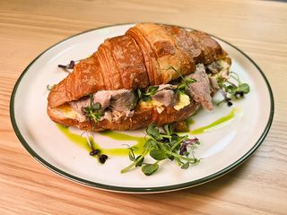 Круасан з  ростбіфом (180g)