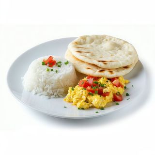 Huevos pericos con arroz y arepa