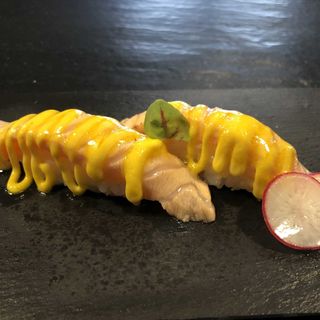 064.Nigiri sake flambe - 2 pezzi