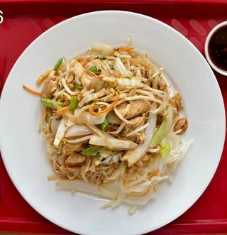 V6 Smażony makaron ryżowy z kurczakiem i warzywami