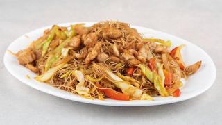 32.  Fried Rice Noodles with Chicken 鸡肉炒粉干