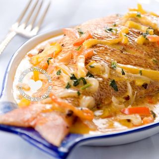 Pescado con coco, arroz blanco y habichuelas