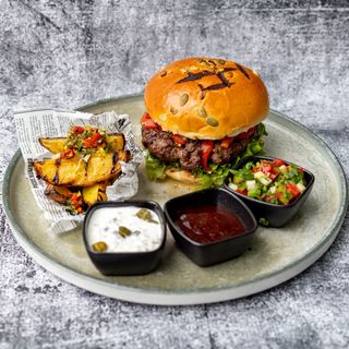 Beef burger cu cartofi copți și sosuri K