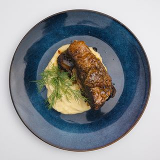 Томленое говяжье ребро с  пюре и азиатским соусом 