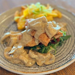 Pulpă de pui grill cu escalop de ciuperci