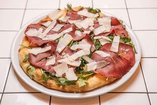 Focaccia bresaola, rucola e grana