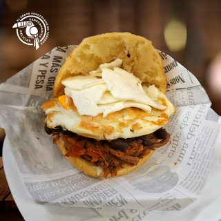 Arepa pabellón criollo