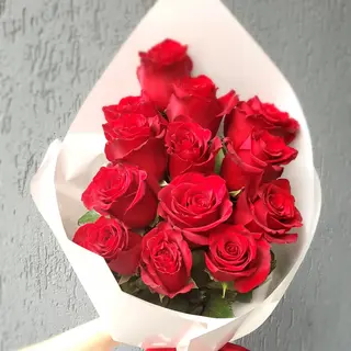Buchet cu 13 trandafiri rosii