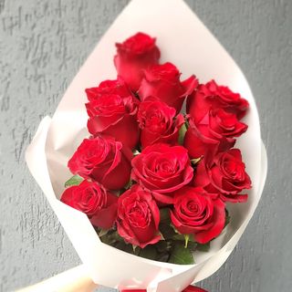 Buchet cu 13 trandafiri rosii