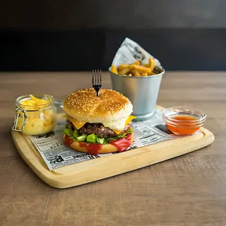 Chesburger cu cartofi wedges/prajiti si sos