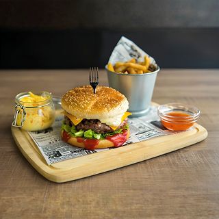 Chesburger cu cartofi wedges/prajiti si sos