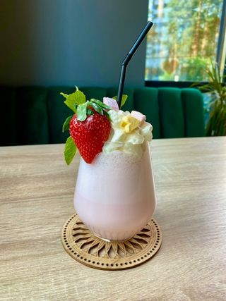 Молочний коктейль полуниця