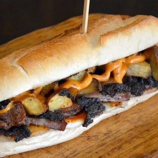 47. Panino con salsiccia di maiale, tartufo e scamorza