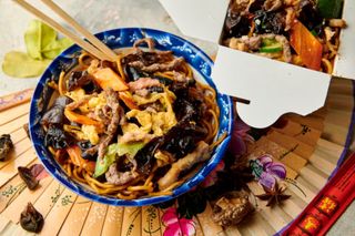 Noodles+Vita cu urechi de lemn