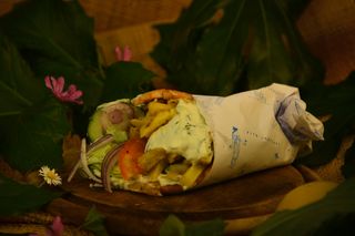 Pita vegetariana con patatine fresche