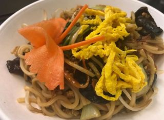 Pasta fresca con gamberi e verdure 