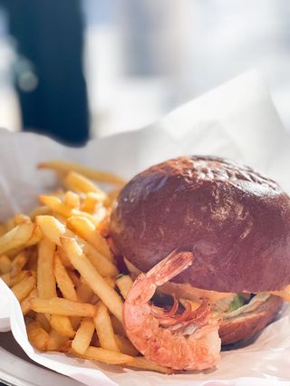 Бургер з тигровими креветками, соусом Айолі 