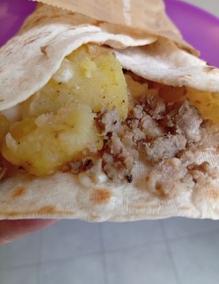 Piadina SENZA GLUTINE:  Mozzarella, patate, salsiccia e salsa tartufata. 