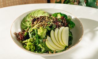 მწვანე სალათი ტრიუფელის დრესინგით