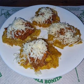 Patacones De Carne De Ternera Y Pollo (4 Uds.)