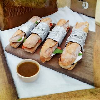 Baguete de Salmão Fumado, Abacate e Queijo Creme de Cebolinho