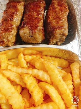 Mititei la gratar cu cartofi prajiti si mustar 