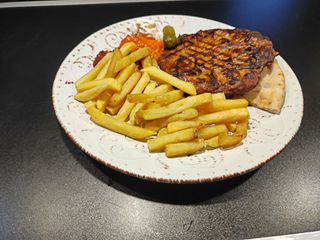 Плескавица на скара с картофки и лютеница