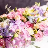 Lădiță albă cu flori mixte