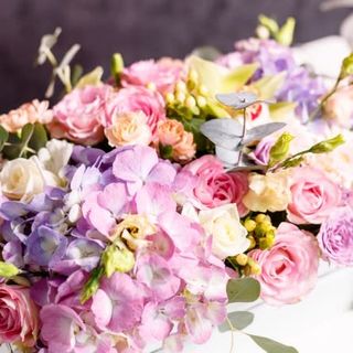 Lădiță albă cu flori mixte