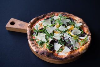 Pizza s dimljenim biftekom i jajetom