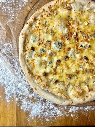 Піца 4 сира з брусничним соусом